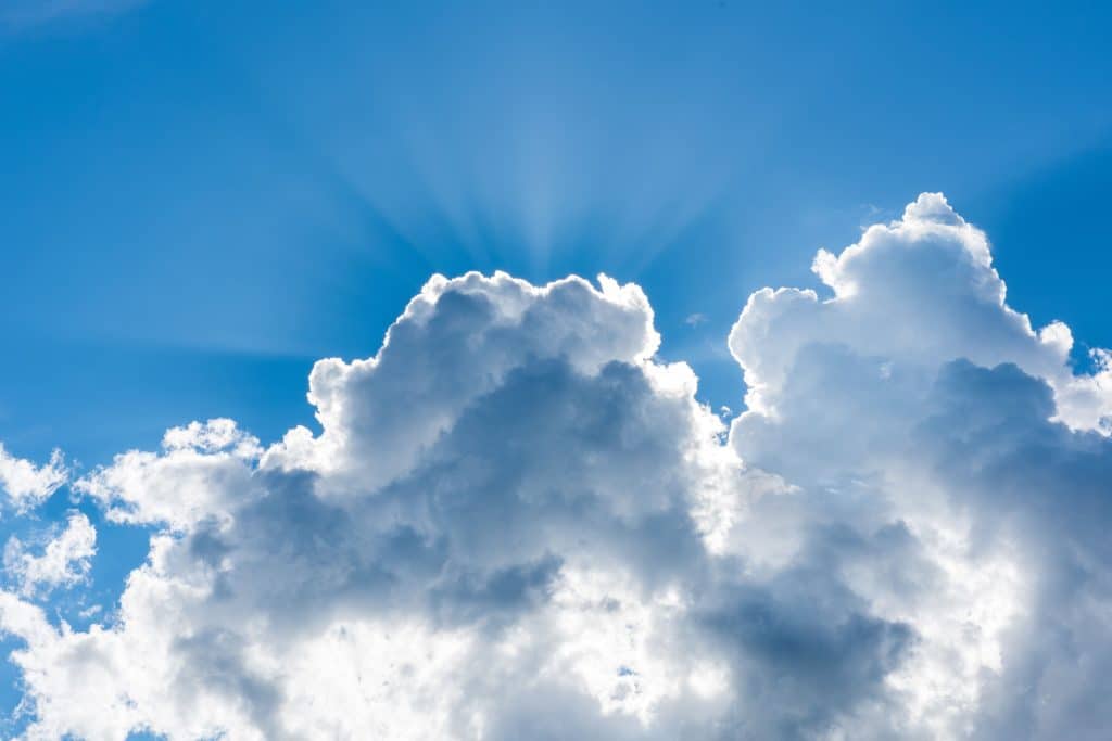 lumière-nuages-espoir-optimise-kippour-rabbinrivonkrygier-adathshalomparis